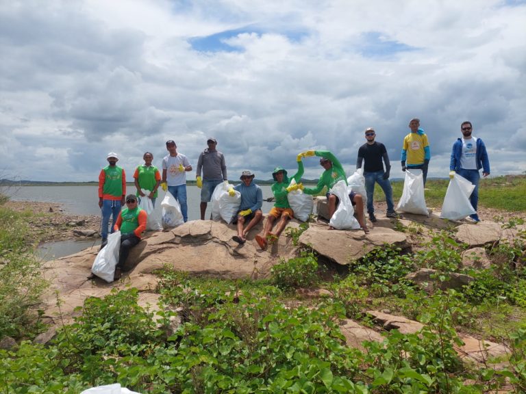 Mutirão de limpeza é promovido nas margens do Açude Flor do Campo