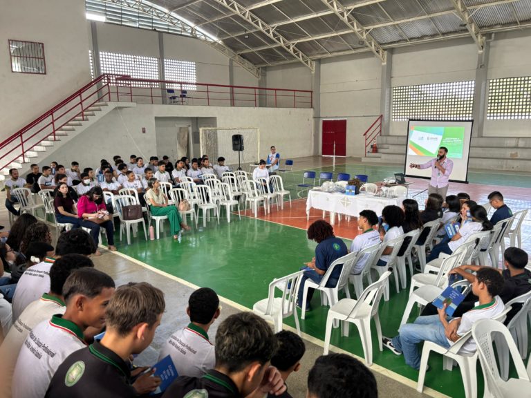 Secretaria-executiva do Comitê ministra palestra sobre Uso Racional e Combate à Poluição dos Corpos Hídricos em escola de Independência